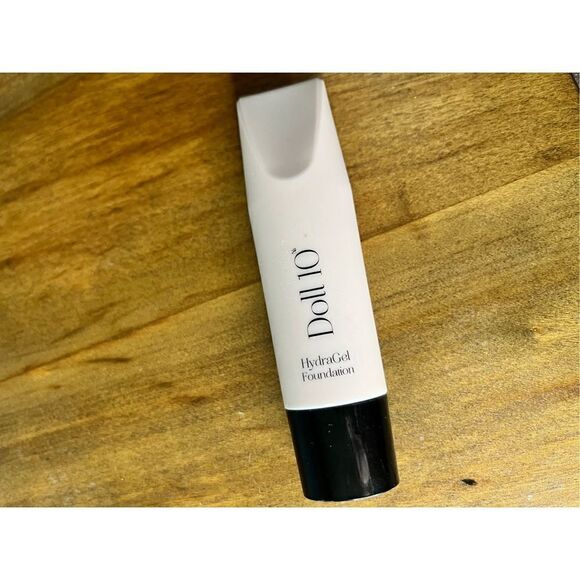 Doll 10 HydraGel Foundation NWT 
Shade: medium/light

Shade description can be f - Picture 2 of 4